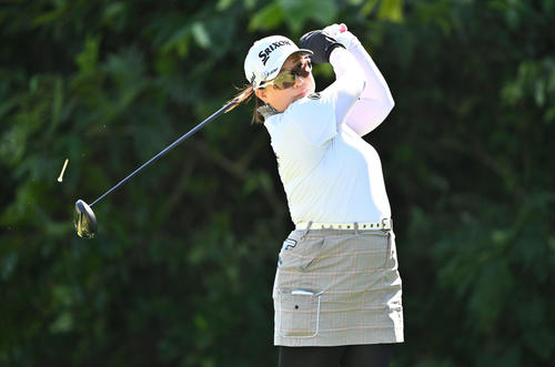 2番、ティーショットを放つ香妻（撮影・滝沢徹郎）