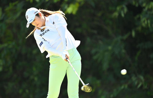 2番、ティーショットを放つ稲見萌寧（撮影・滝沢徹郎）