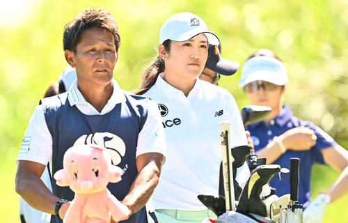 2番、同組のティーショットを見守る稲見（撮影・滝沢徹郎）
