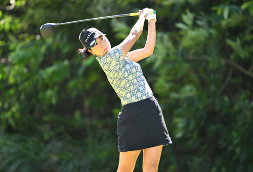 2番、ティーショットを放つ木戸（撮影・滝沢徹郎）