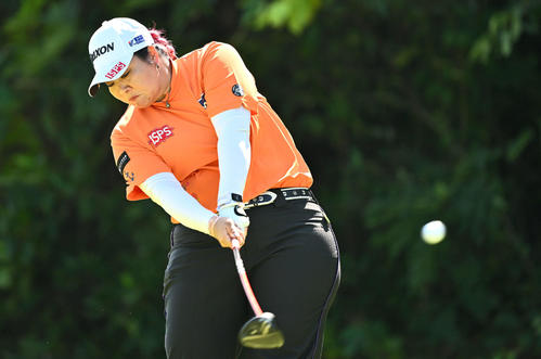 2番、ティーショットを放つ酒井（撮影・滝沢徹郎）