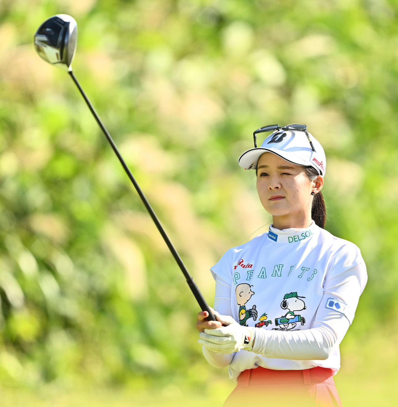 5番、ティーショットに臨む川崎（撮影・滝沢徹郎）