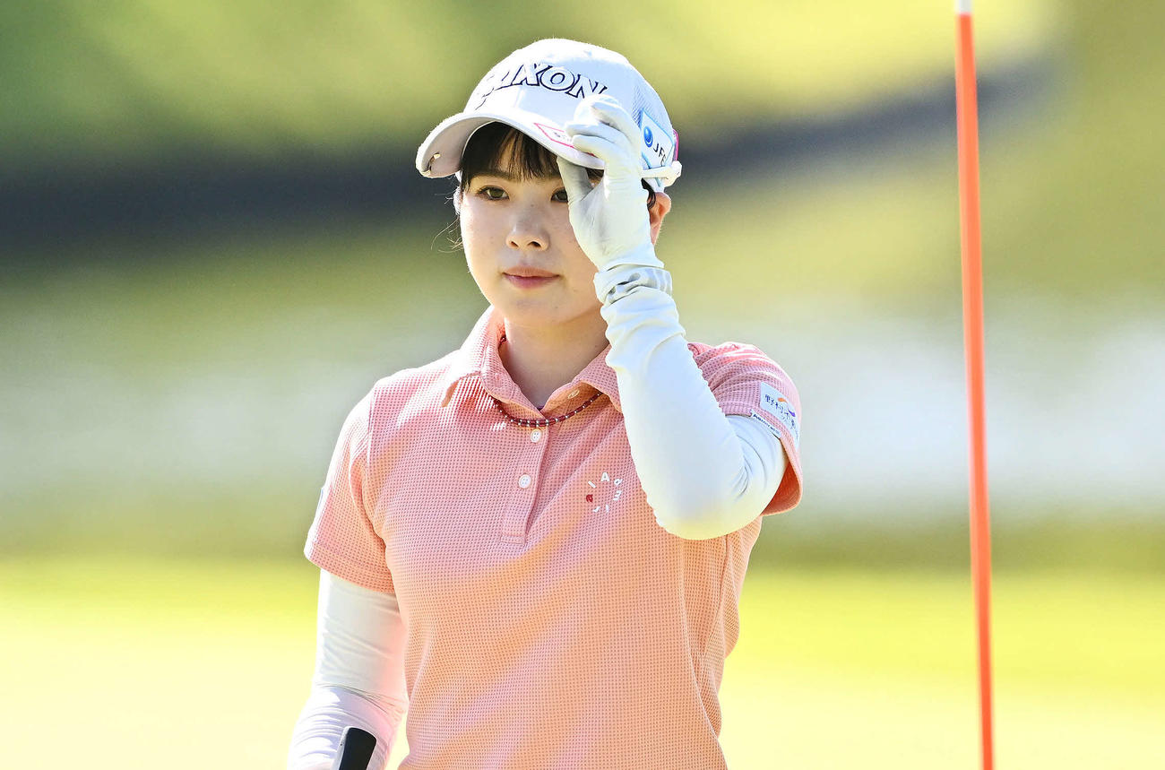 4番、ギャラリーの祝福に応じる尾関（撮影・滝沢徹郎）