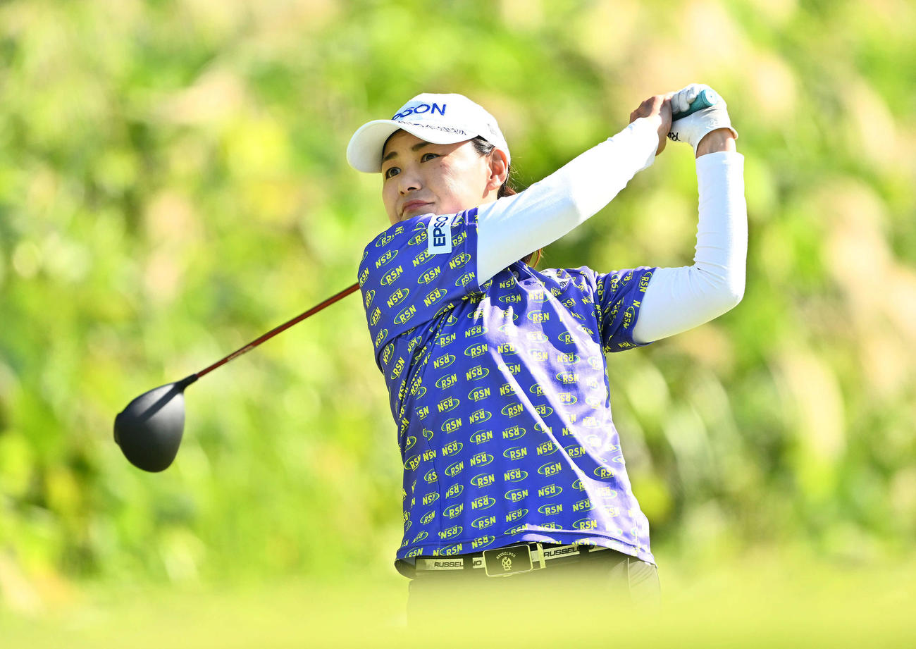 5番、ティーショットを放つ横峯（撮影・滝沢徹郎）