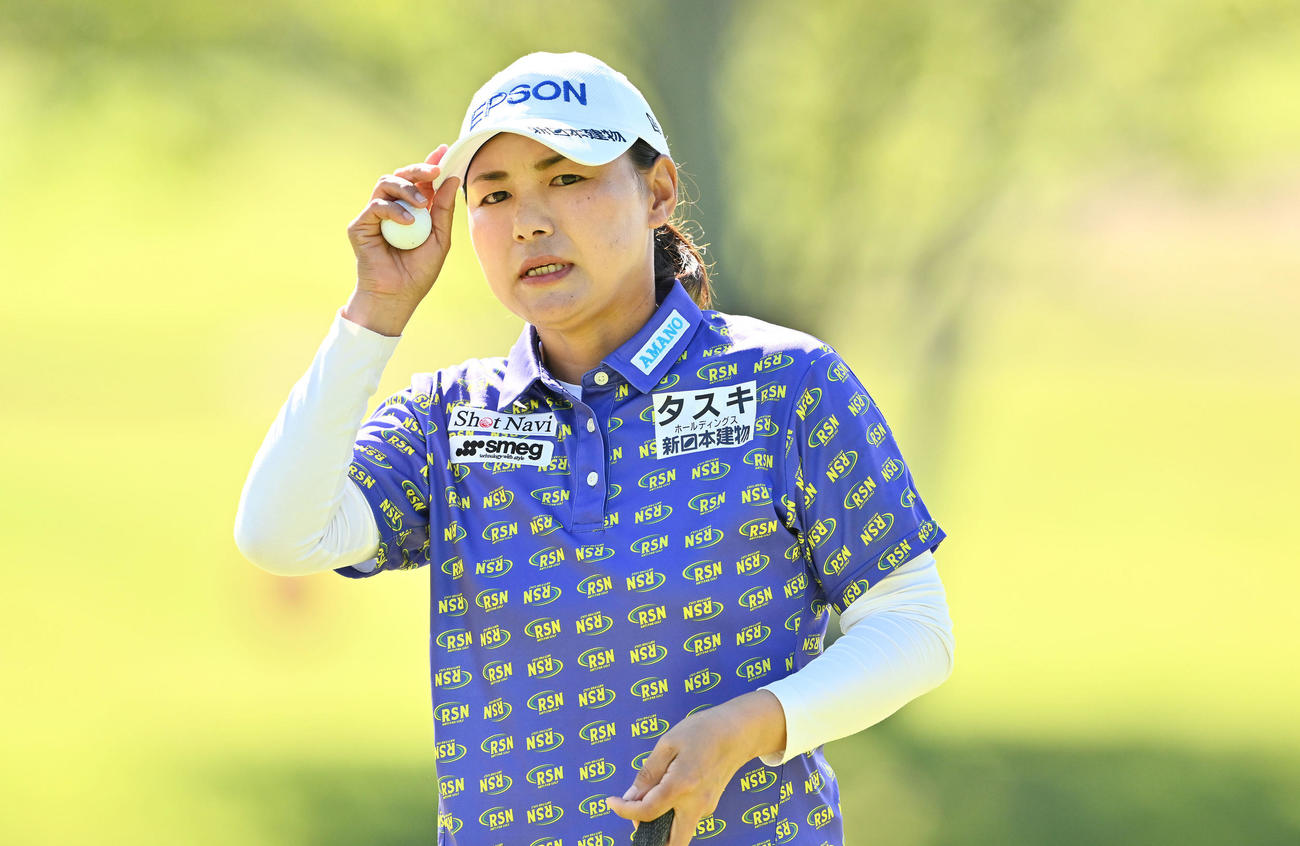 4番、ギャラリーの祝福に応じる横峯（撮影・滝沢徹郎）