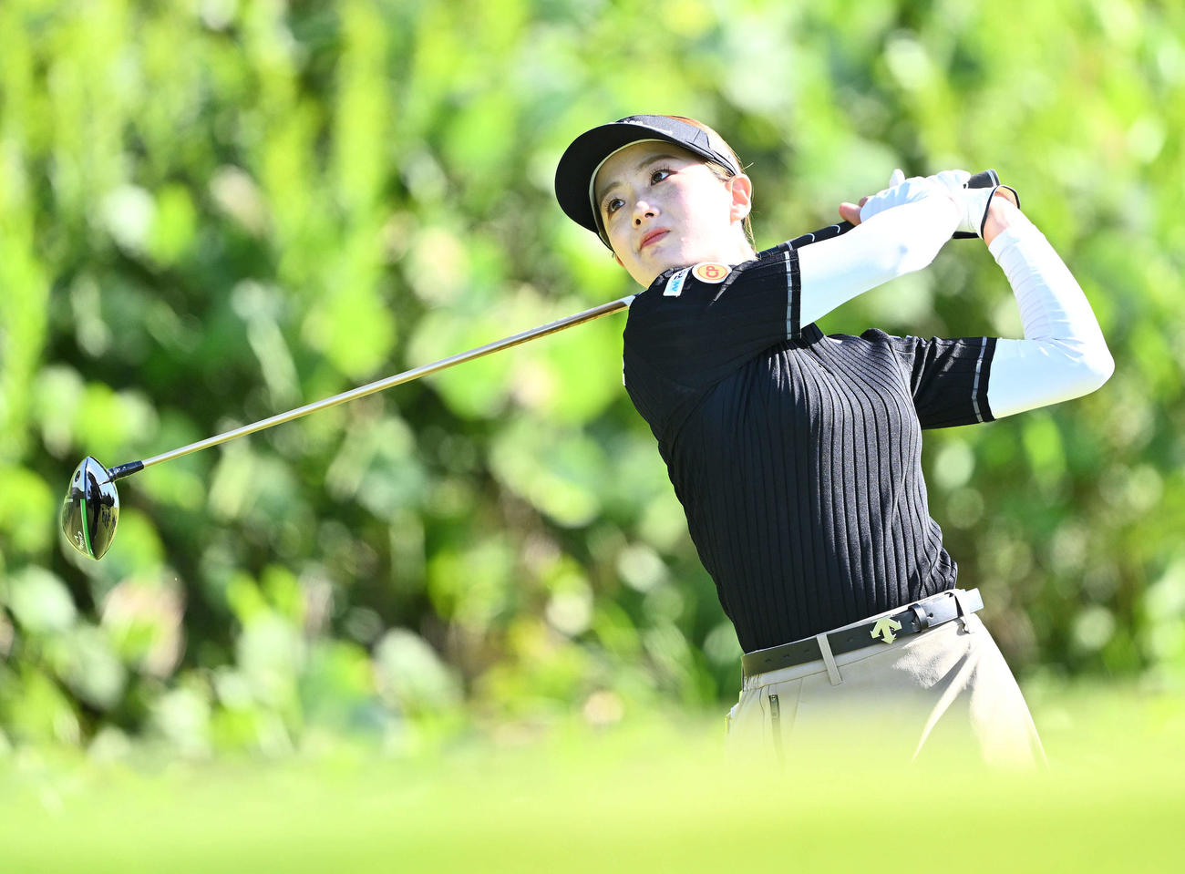 5番、ティーショットを放つ青木香奈子（撮影・滝沢徹郎）