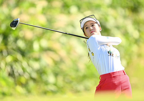 5番、ティーショットを放つ川崎（撮影・滝沢徹郎）