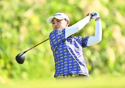 5番、ティーショットを放つ横峯（撮影・滝沢徹郎）