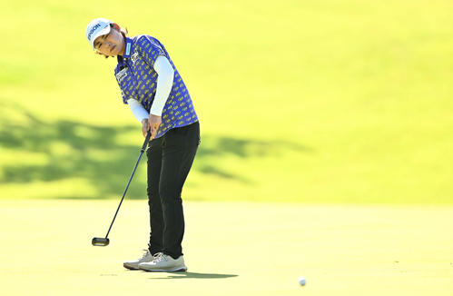 4番、パットを放つ横峯（撮影・滝沢徹郎）