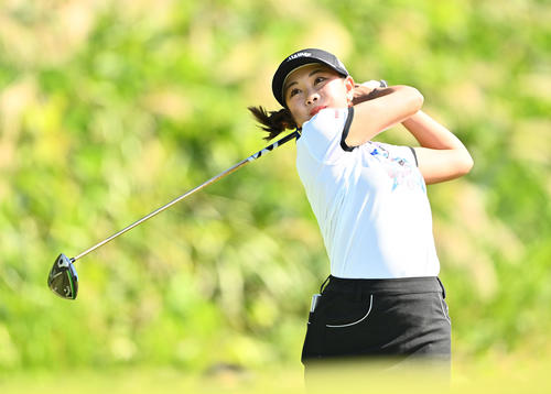 5番、ティーショットを放つ河本（撮影・滝沢徹郎）