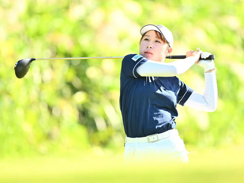 5番、ティーショットを放つ荒木（撮影・滝沢徹郎）