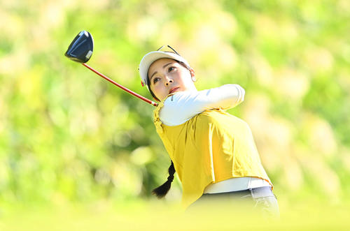 5番、ティーショットを放つ青木瀬令奈（撮影・滝沢徹郎）