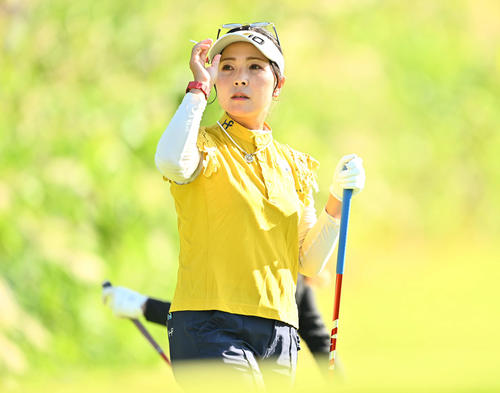 5番、ティーショットを放つ青木瀬令奈（撮影・滝沢徹郎）