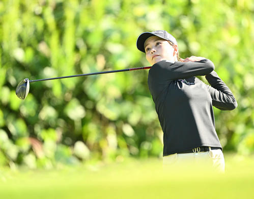 5番、ティーショットを放つ山路（撮影・滝沢徹郎）