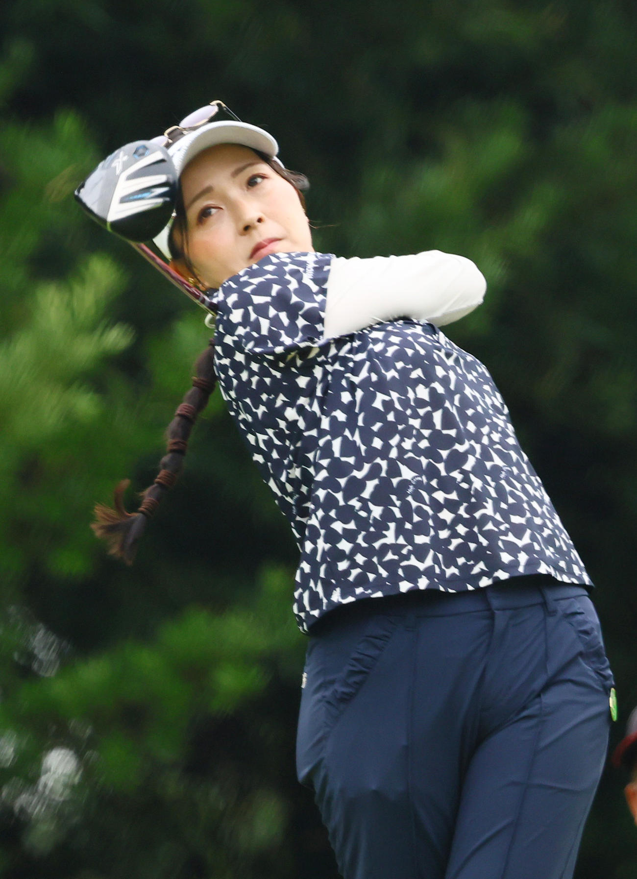 3番、ティーショットを放つ青木瀬（撮影・上山淳一）