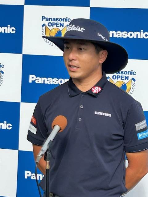取材に応じる勝俣陵
