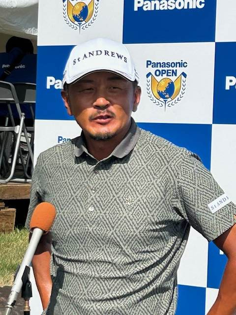 取材に応じる岩田寛