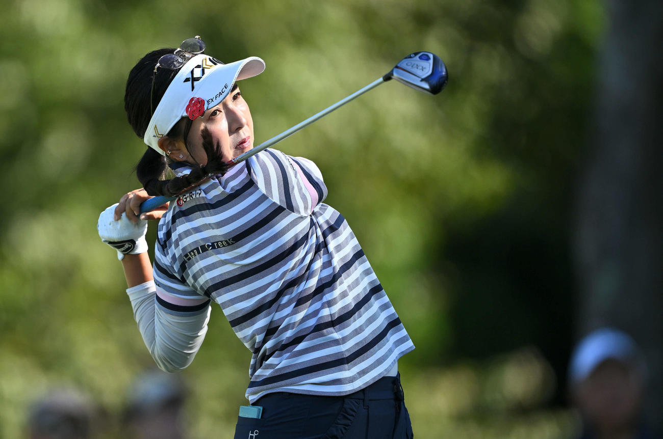 11番、ティーショットを放つ青木瀬（撮影・滝沢徹郎）