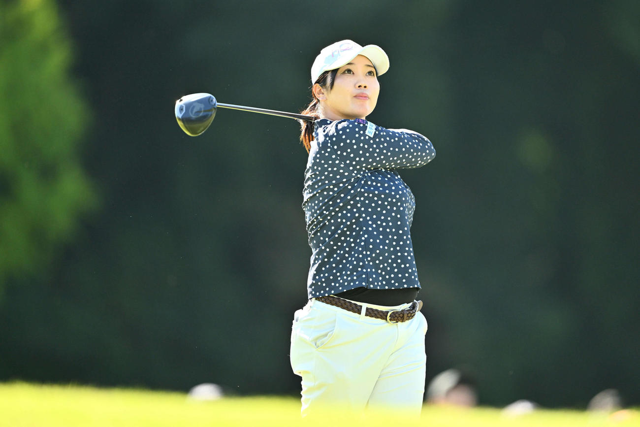 8番、ティーショットを放つ葭葉（撮影・滝沢徹郎）