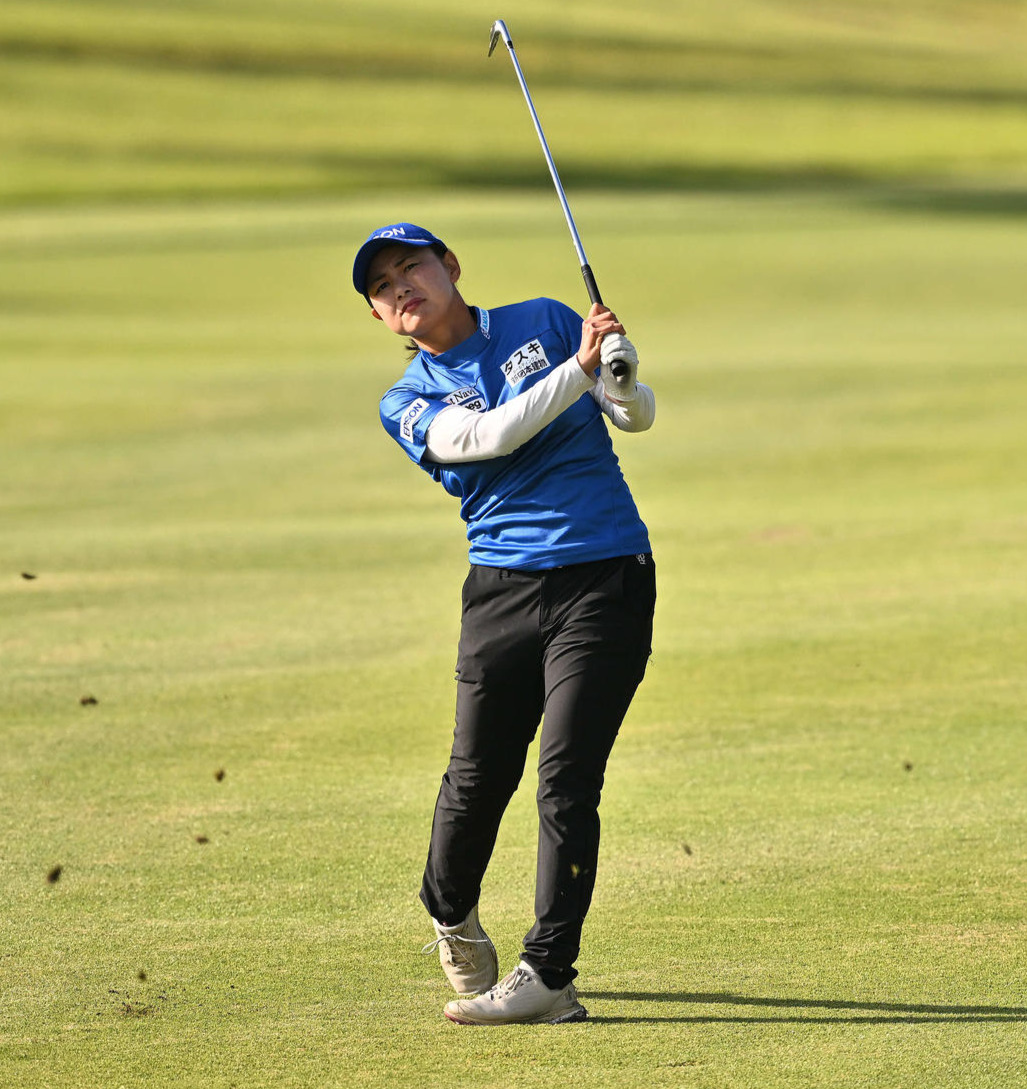 10番、2打目を放つ横峯（撮影・滝沢徹郎）