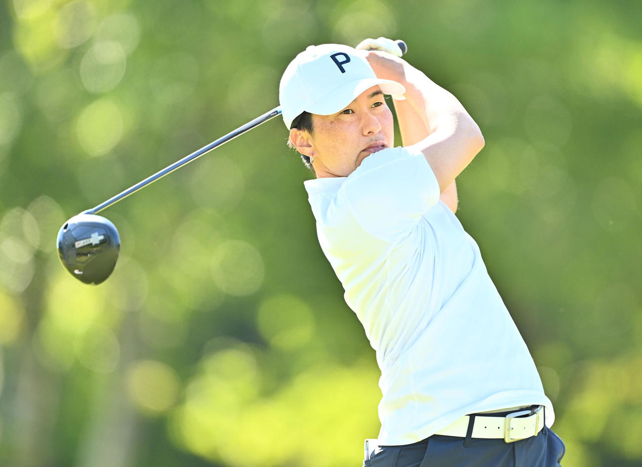 8番、ティーショットを放つ沖（撮影・滝沢徹郎）