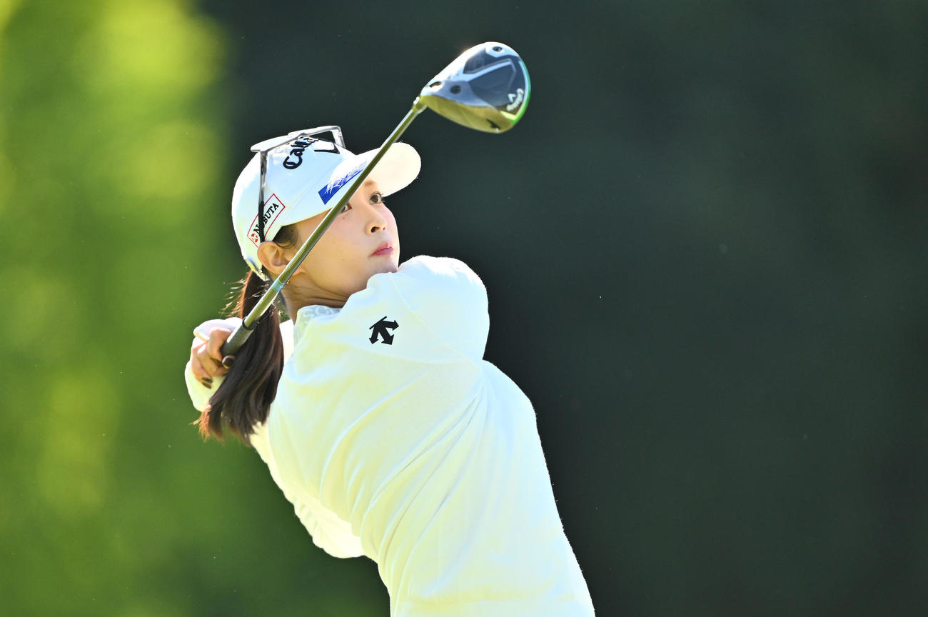 8番、ティーショットを放つ柏原（撮影・滝沢徹郎）