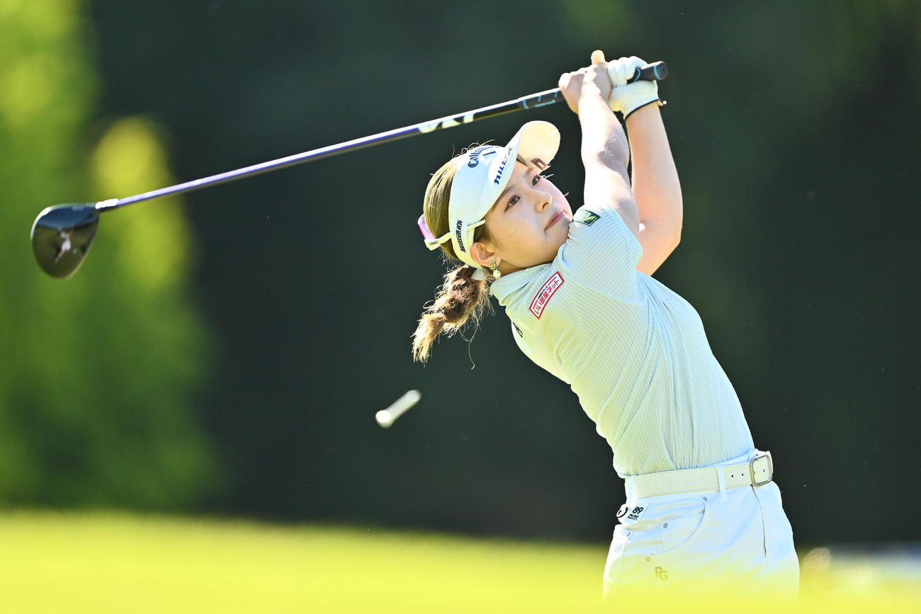 8番、ティーショットを放つ吉田（撮影・滝沢徹郎）