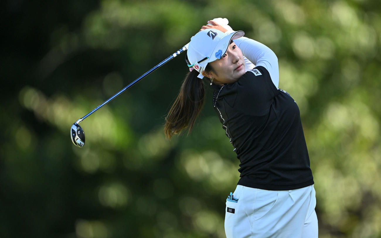 11番、ティーショットを放つ阿部（撮影・滝沢徹郎）