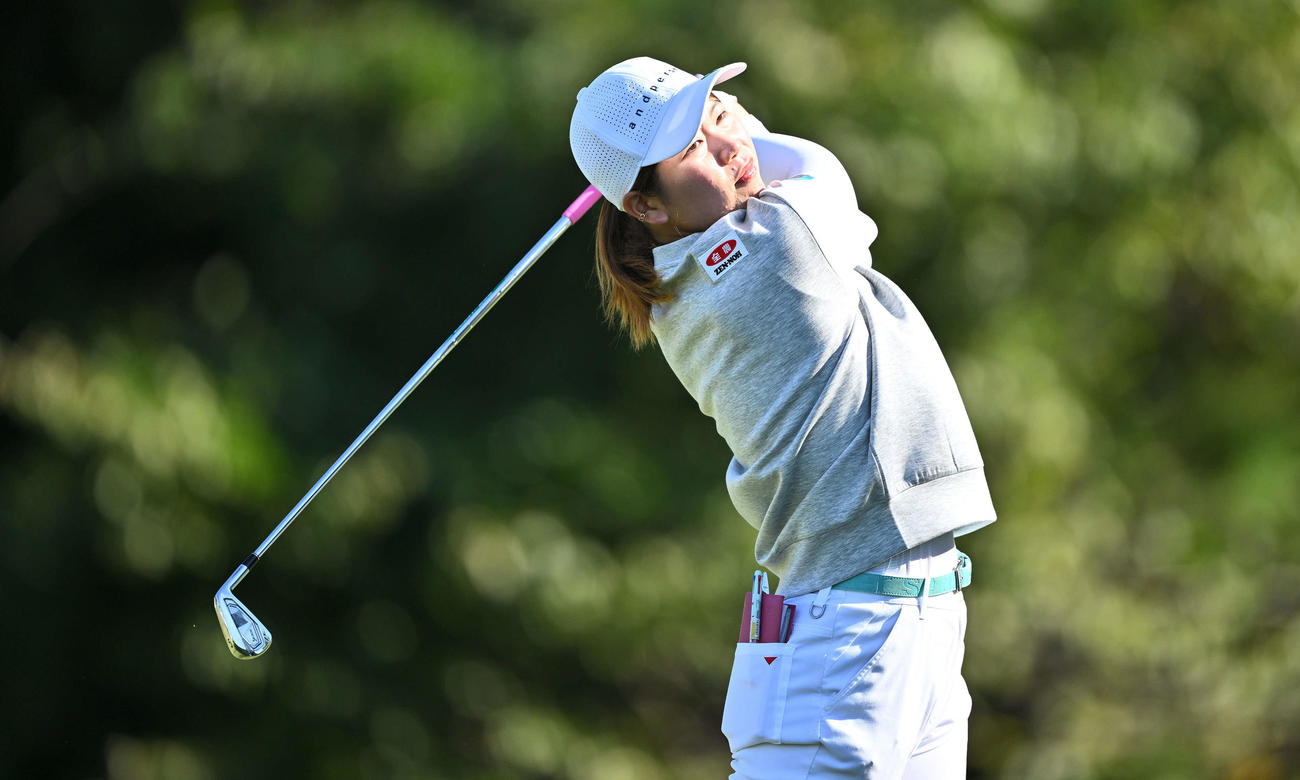 11番、ティーショットを放つ桜井（撮影・滝沢徹郎）