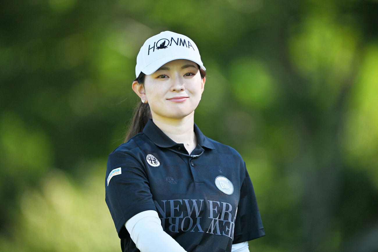 11番、笑顔を向ける吉川（撮影・滝沢徹郎）