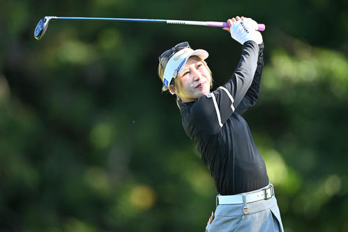 11番、ティーショットを放つ金田（撮影・滝沢徹郎）