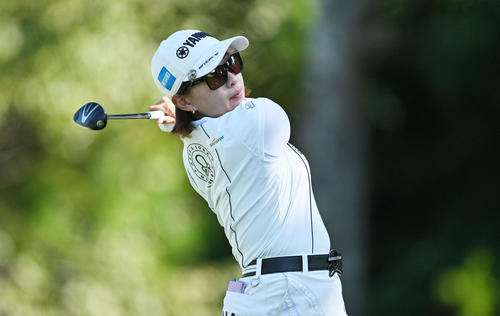 11番、ティーショットを放つ永井（撮影・滝沢徹郎）