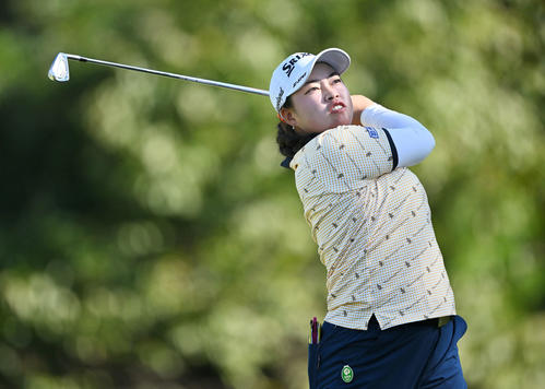 11番、ティーショットを放つ入谷（撮影・滝沢徹郎）