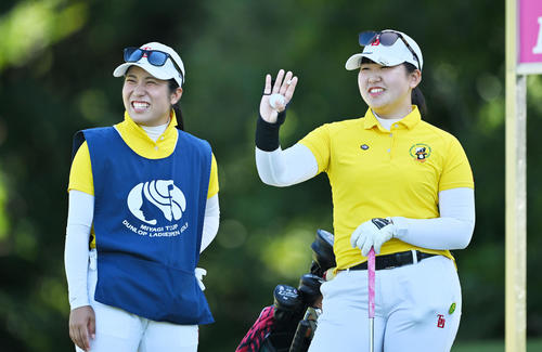 11番、ギャラリーに手を振る沢田珠里（右）（撮影・滝沢徹郎）