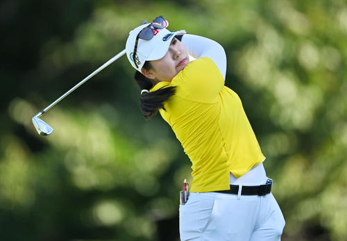 11番、ティーショットを放つ沢田（撮影・滝沢徹郎）