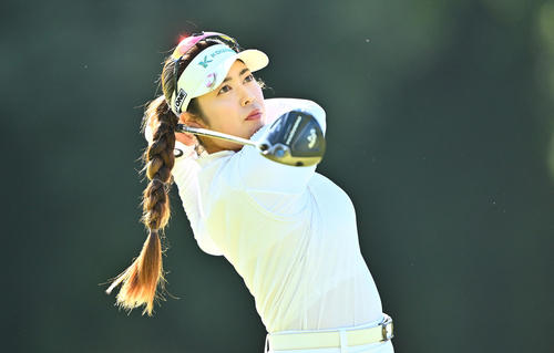 8番、ティーショットを放つ天本（撮影・滝沢徹郎）