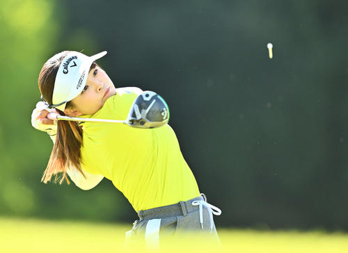 8番、ティーショットを放つ政田（撮影・滝沢徹郎）