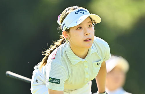 8番、ティーショットを放つ吉田（撮影・滝沢徹郎）