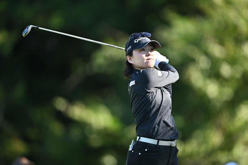 11番、ティーショットを放つ山内（撮影・滝沢徹郎）