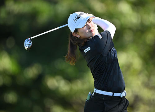 11番、ティーショットを放つ吉川（撮影・滝沢徹郎）