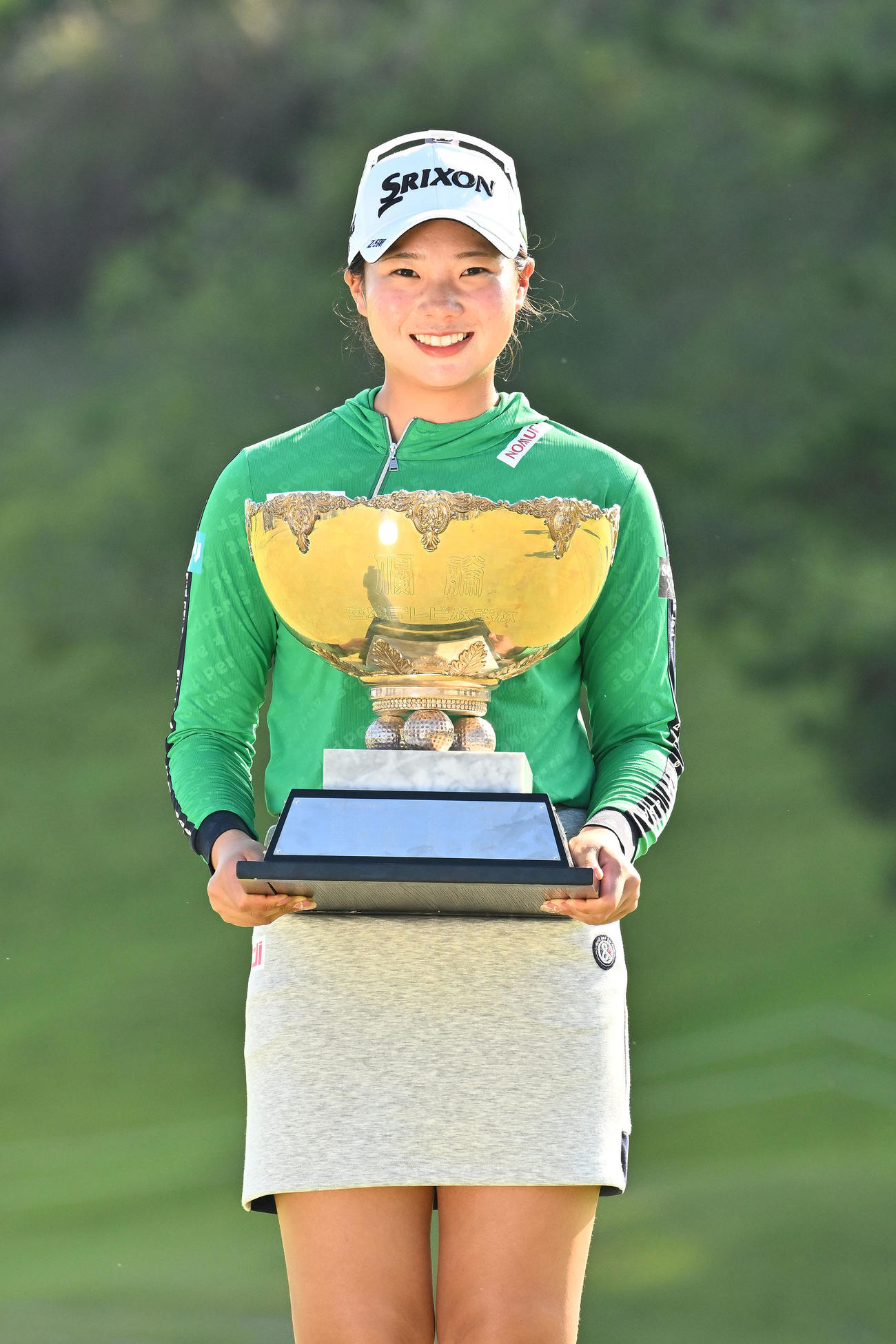 初優勝を決めカップを手に記念撮影する菅（撮影・滝沢徹郎）