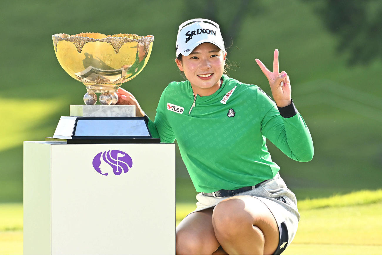 初優勝を決めカップを横に記念撮影する菅（撮影・滝沢徹郎）