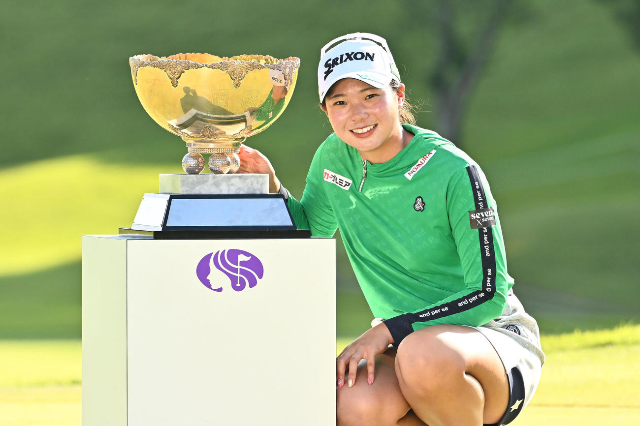 初優勝を決めカップを横に記念撮影する菅（撮影・滝沢徹郎）