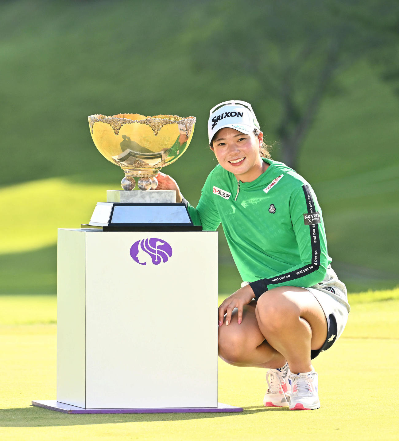 初優勝を決めカップを横に記念撮影する菅（撮影・滝沢徹郎）