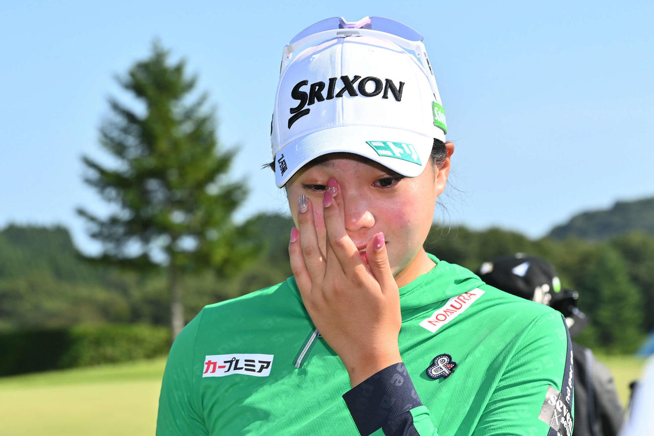 初優勝が決まりうれし涙を流す菅（撮影・滝沢徹郎）