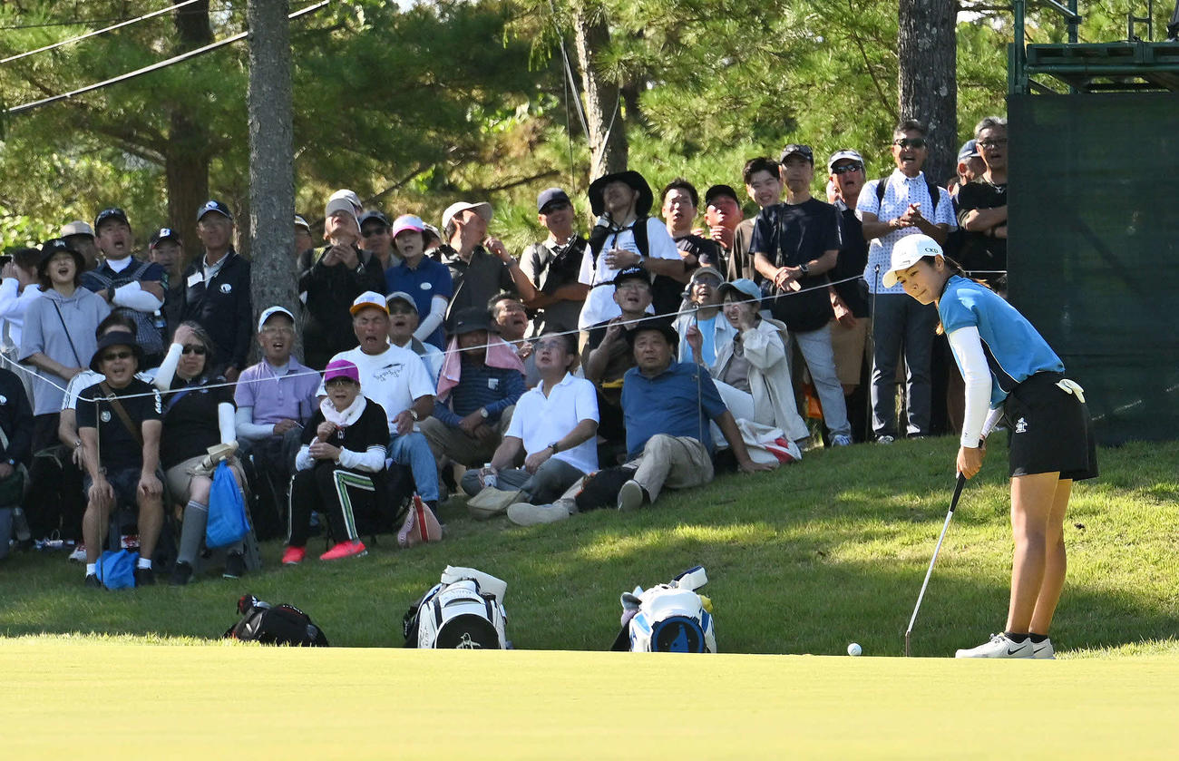 17番、バーディーパットを外す神谷そら（撮影・滝沢徹郎）