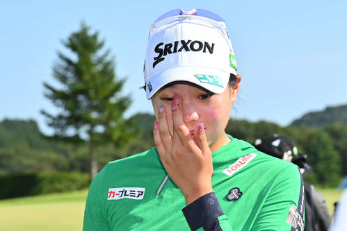 初優勝が決まりうれし涙を流す菅（撮影・滝沢徹郎）