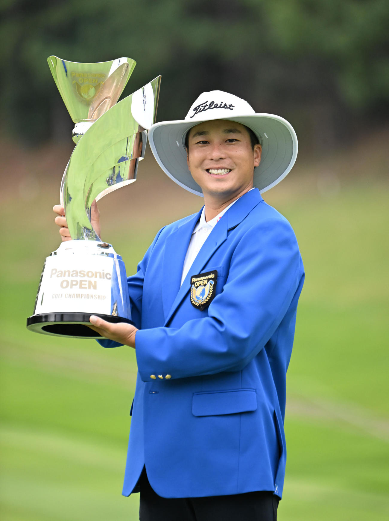 プロ初優勝を飾りトロフィーを掲げる勝俣陵（撮影・和賀正仁）