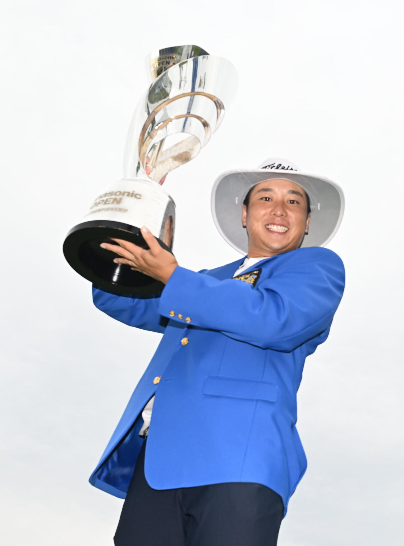 プロ初優勝を飾りトロフィーを掲げる勝俣陵（撮影・和賀正仁）