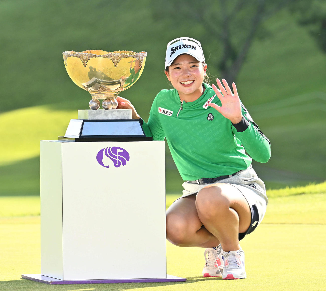 初優勝を決めカップを横に記念撮影する菅（撮影・滝沢徹郎）